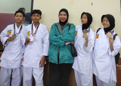 Dari sebelah kiri (Dzakwan Adib Ramadhan, Rizky Nur Alamsyah, Pelatih Karate; RIta Triratnasari, Marsha Azzalea dan Titanium Khaila Bilqis