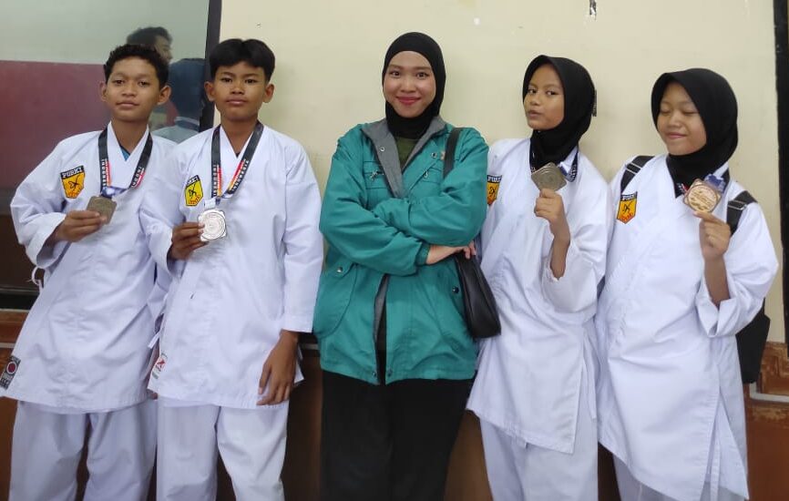 Dari sebelah kiri (Dzakwan Adib Ramadhan, Rizky Nur Alamsyah, Pelatih Karate; RIta Triratnasari, Marsha Azzalea dan Titanium Khaila Bilqis